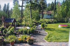 Viel Platz gibt es auch in dem ber einen Hektar groen Garten, aber er ist nicht nur gro sondern auch schn angelegt, mit einer Mischung aus Rasen, Blumenbeeten und auch Baumbestand.