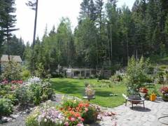 Noch ein Bild von dem schön angelegten Garten, aufgenommen von diesseits der Terrasse.  Den Hintergrund bilden Bäume, die hier schon lange stehen, ein Hintergrund der nicht einfach angelegt werden kann, sondern der gewachsen sein muß und dann nur gefühlvoll einbezogen werden kann.