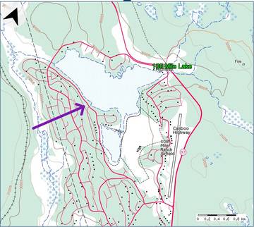 Der 108 Mile Lake selbst ist von West nach Ost etwa 1,8 km breit.  Das hier vorgestellte Objekt liegt an der Spitze des Pfeiles, ziemlich genau auf der 3.000 Fu (900 m) Linie. Rechts im Bild ist der ganz oben erwhnte Flughafen.