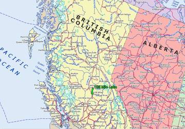 Der 108 Mile Lake und die darum gelegene Ansiedlung 108 Mile Ranch liegt verkehrstechnich gesehen ziemlich genau auf halber Strecke zwischen Prince George im Norden und Kamloops im Süden am Cariboo Highway (Highway #97).  Im Westen bilden die Coastal Mountains mit ihren Gletschern die Wasserscheide im Osten die Rocky Mountains.  Die Höhe der Gipfel liegt zwischen zwischen 2.000 und 4663 m.
